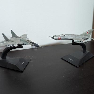 Diecast Russian Airplanes Mig-29 & Mig-21 (O)
