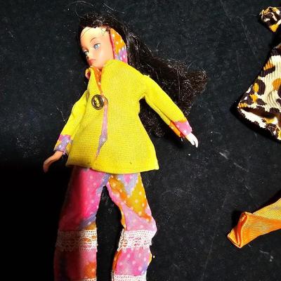 Small 1970 dolls - Barbie like with small outfits