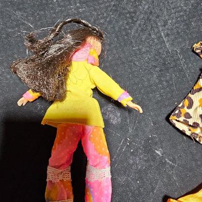Small 1970 dolls - Barbie like with small outfits
