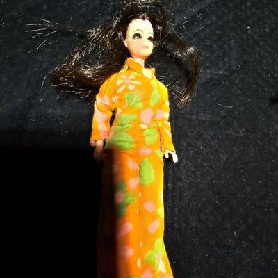 Small 1970 dolls - Barbie like with small outfits
