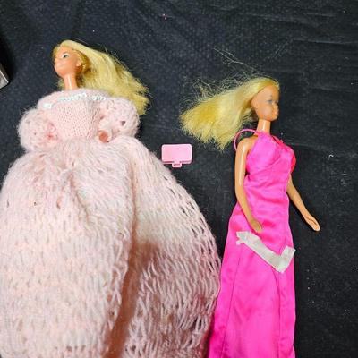 1976 Mattel Superstar Barbie fashion case with two barbie dolls - 1966 Mattel dolls with clothes