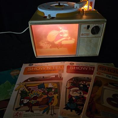Vintage 1960's GE Show 'N Tell Phono Viewer Record Player projector Toy TV with 4 records