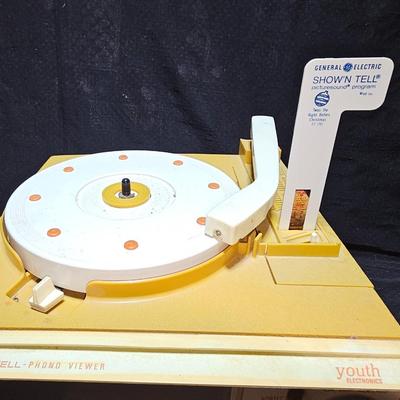 Vintage 1960's GE Show 'N Tell Phono Viewer Record Player projector Toy TV with 4 records