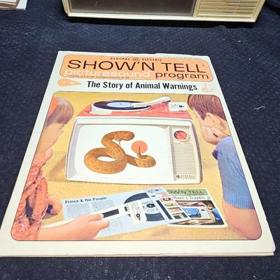 Vintage 1960's GE Show 'N Tell Phono Viewer Record Player projector Toy TV with 4 records