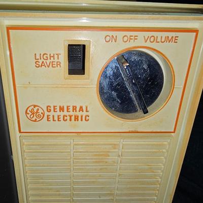 Vintage 1960's GE Show 'N Tell Phono Viewer Record Player projector Toy TV with 4 records
