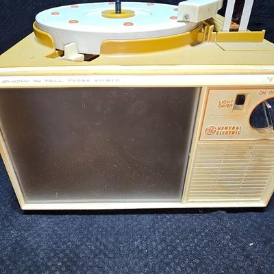 Vintage 1960's GE Show 'N Tell Phono Viewer Record Player projector Toy TV with 4 records