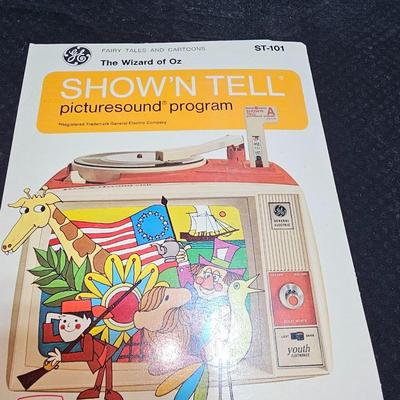 Vintage 1960's GE Show 'N Tell Phono Viewer Record Player projector Toy TV with 4 records