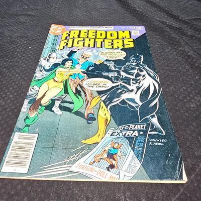 Vintage comic books - Lois Lane - Freedom Fighters - Batman - Atom and Flash and others too!