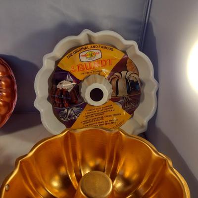 Collection of Bakeware/Decorative Molds