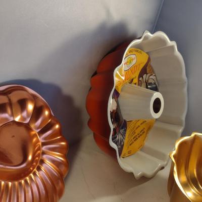 Collection of Bakeware/Decorative Molds