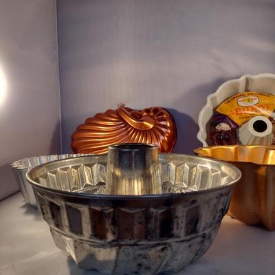 Collection of Bakeware/Decorative Molds