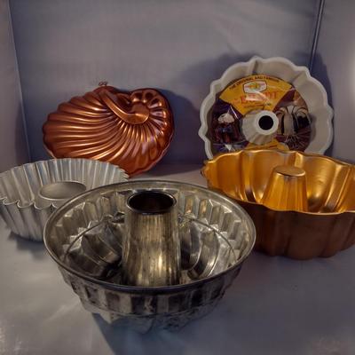 Collection of Bakeware/Decorative Molds