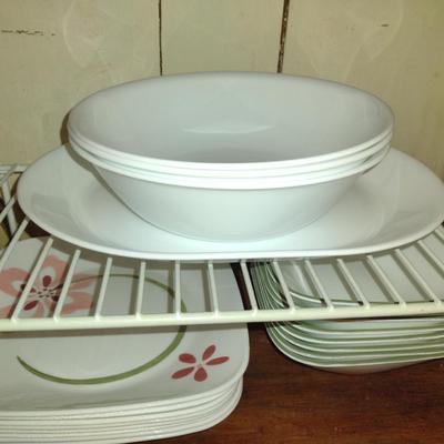 Corelle 'Pretty Pink' Dinnerware- 32 Pieces
