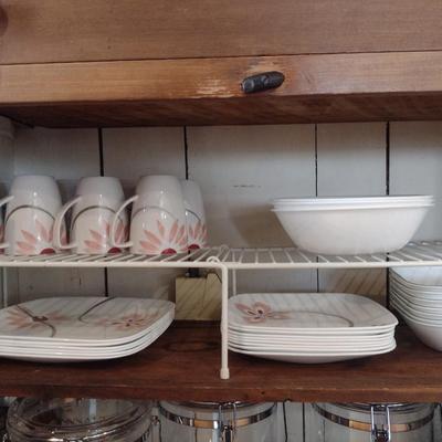 Corelle 'Pretty Pink' Dinnerware- 32 Pieces