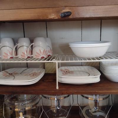 Corelle 'Pretty Pink' Dinnerware- 32 Pieces