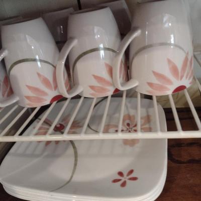Corelle 'Pretty Pink' Dinnerware- 32 Pieces