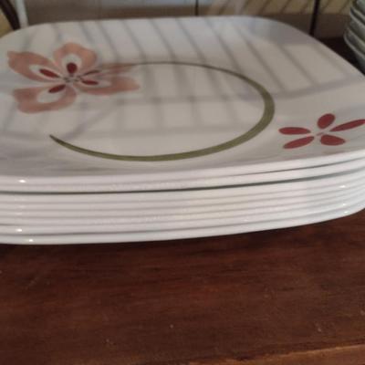 Corelle 'Pretty Pink' Dinnerware- 32 Pieces
