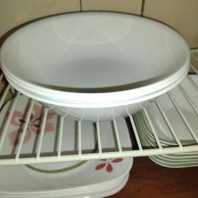 Corelle 'Pretty Pink' Dinnerware- 32 Pieces