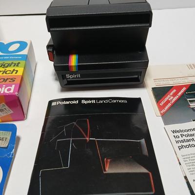 Vintage Polaroid 600 instant camera with accessories - Film - Flash cubes and instruction books