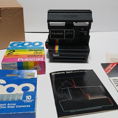 Vintage Polaroid 600 instant camera with accessories - Film - Flash cubes and instruction books