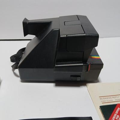 Vintage Polaroid 600 instant camera with accessories - Film - Flash cubes and instruction books