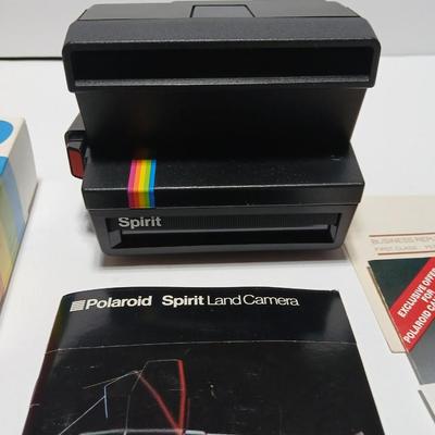 Vintage Polaroid 600 instant camera with accessories - Film - Flash cubes and instruction books