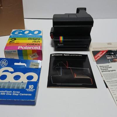 Vintage Polaroid 600 instant camera with accessories - Film - Flash cubes and instruction books