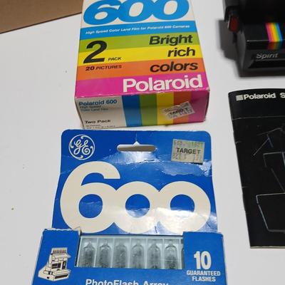Vintage Polaroid 600 instant camera with accessories - Film - Flash cubes and instruction books