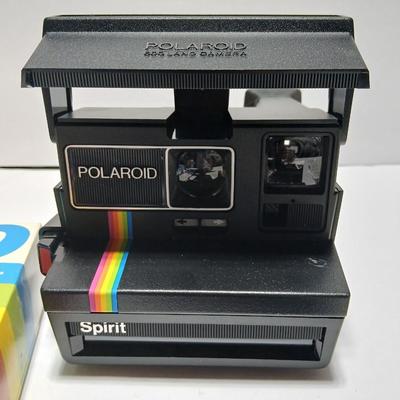 Vintage Polaroid 600 instant camera with accessories - Film - Flash cubes and instruction books