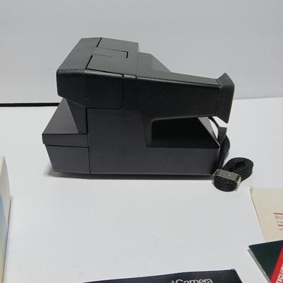 Vintage Polaroid 600 instant camera with accessories - Film - Flash cubes and instruction books