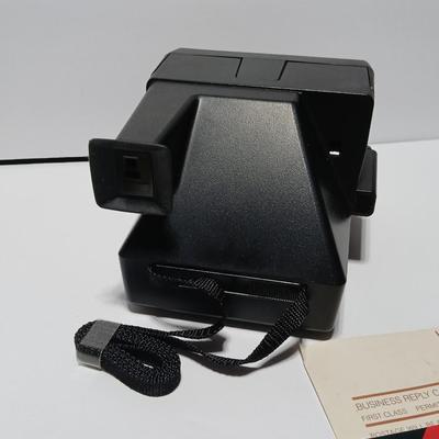Vintage Polaroid 600 instant camera with accessories - Film - Flash cubes and instruction books