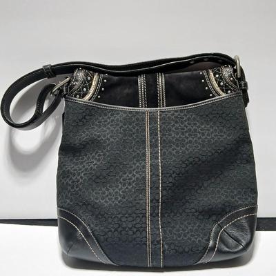 Beautiful COACH Soho Signature Black Crossbody Shoulder Bag Purse
