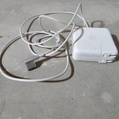 Three vintage laptops for parts or repair - Unknown / unworking condition with power cords