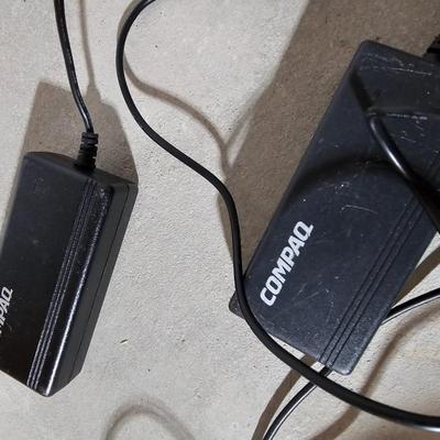Three vintage laptops for parts or repair - Unknown / unworking condition with power cords