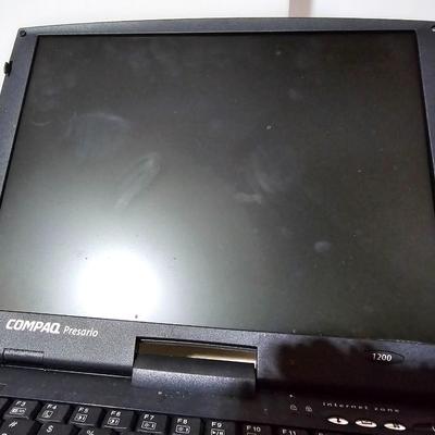Three vintage laptops for parts or repair - Unknown / unworking condition with power cords