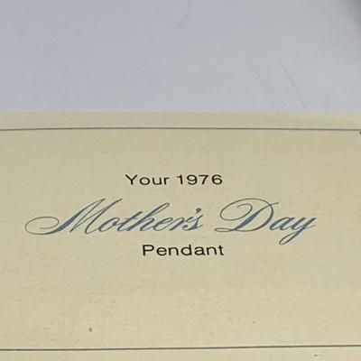 Lot 300: Franklin Mint 1976 Mothers Day Sterling Silver 2 Sided Pendant and Necklace