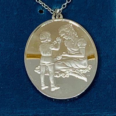 Lot 300: Franklin Mint 1976 Mothers Day Sterling Silver 2 Sided Pendant and Necklace
