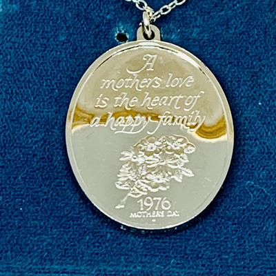 Lot 300: Franklin Mint 1976 Mothers Day Sterling Silver 2 Sided Pendant and Necklace