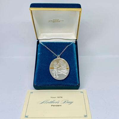 Lot 300: Franklin Mint 1976 Mothers Day Sterling Silver 2 Sided Pendant and Necklace