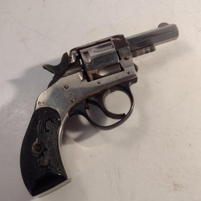 H. & R. .32 S&W CTGE Double Action Revolver Stub Nose
