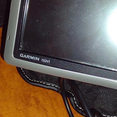 Garmin Nuvi GPS System with Accessories (K)