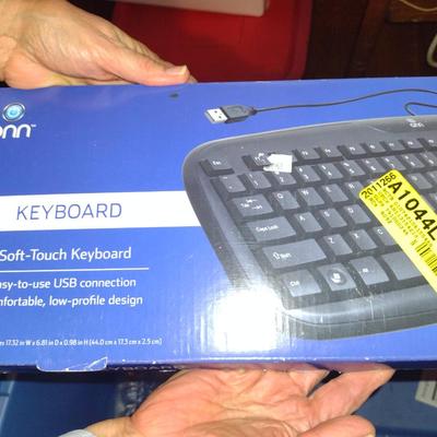 Collection of Electronics- Keyboards, Earphones, Computer Mouse (K)