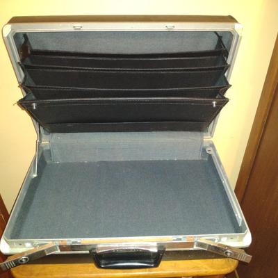 Vintage Samsonite Hard Side Briefcase- Approx 18" x 12" x 5" Deep- No Key (K)