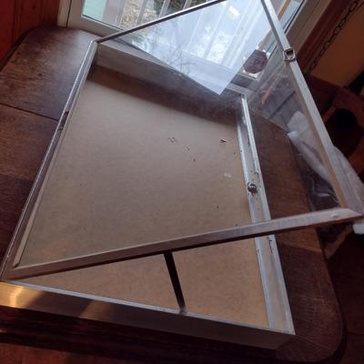 Allstate Mfg Co. Aluminum and Glass Table Top Display Case with Key- Approx 22" x 34" x 3 1/2" Deep (K)