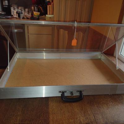 Allstate Mfg Co. Aluminum and Glass Table Top Display Case with Key- Approx 22" x 34" x 3 1/2" Deep (K)
