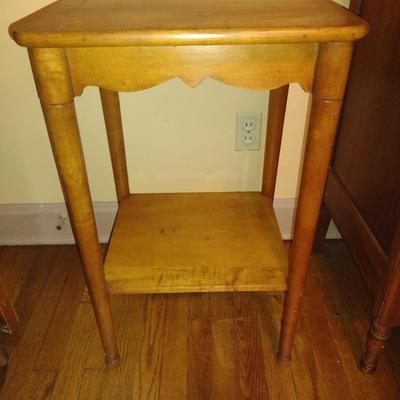 Vintage Wooden Accent/Side Table with Stretcher Shelf- Approx 17 3/4" x 16" x 28 1/4" Tall (K)