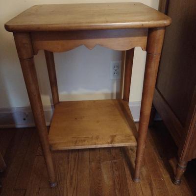 Vintage Wooden Accent/Side Table with Stretcher Shelf- Approx 17 3/4" x 16" x 28 1/4" Tall (K)