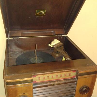 Vintage Wood Cased RCA Victor Radio/Record Player (K)