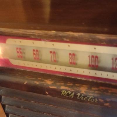 Vintage Wood Cased RCA Victor Radio/Record Player (K)