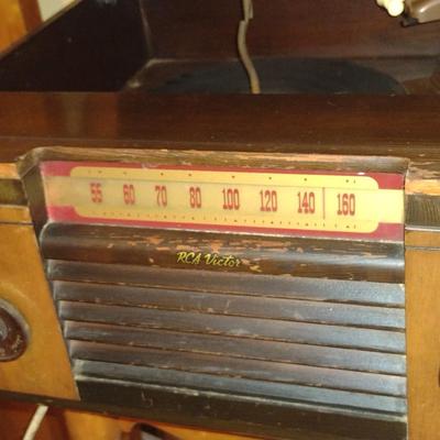 Vintage Wood Cased RCA Victor Radio/Record Player (K)